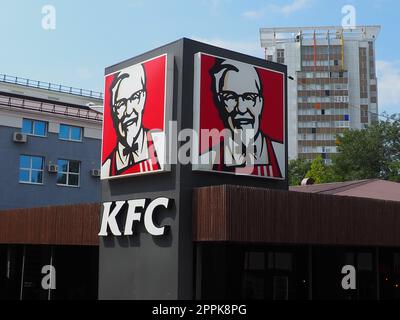 Anapa, Russland, 23. August 2021. KFC Restaurant. Kentucky Fried Chicken, kurz KFC, ist eine internationale Lebensmittelkette, die auf Hühnergerichte spezialisiert ist. Marken-, Logo- oder Außenwerbung Stockfoto