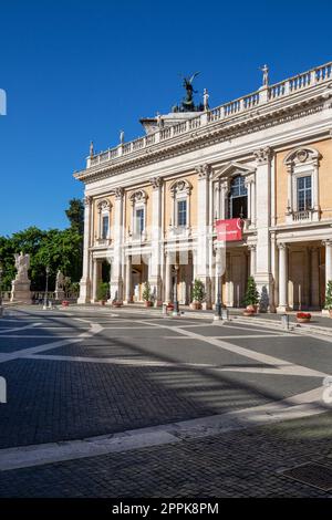 Kapitolshügel auf der Piazza del Campidoglio, Palazzo Nuovo aus dem 17. Jahrhundert, Rom, Italien Stockfoto