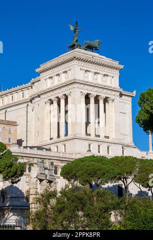 Blick vom Trajan's Forum of Victor Emmanuel II Monument mit Quadriga auf der Spitze, Rom, Italien Stockfoto