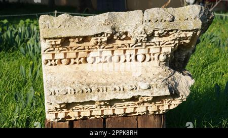 Teil einer antiken Säule in Antipatris, Tel Afek, Israel. Antipatris, auch bekannt als Binar Bashi, wurde im Mittelalter zu einer osmanischen Festung. Stockfoto