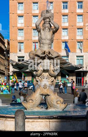 Fontana del Tritone aus dem 17. Jahrhundert (Triton-Brunnen) mit Delfinköpfen auf der Piazza Barberini, Rom, Italien Stockfoto