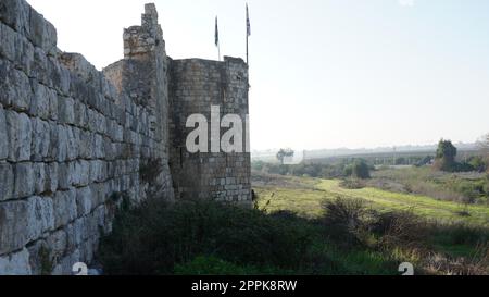 Turm und hohe Mauer der alten Burg von Antipatris, Tel Afek, Israel. Antipatris, auch bekannt als Binar Bashi, wurde im Mittelalter zu einer osmanischen Festung. Stockfoto