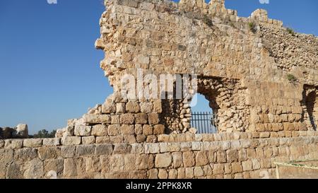 Mauern der alten Burg von Antipatris, Tel Afek, Israel. Antipatris, auch bekannt als Binar Bashi, wurde im Mittelalter zu einer osmanischen Festung. Stockfoto