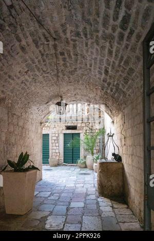 Überdachte Passage in der Altstadt von Kotor in Montenegro Stockfoto