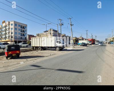 Kitengela, Kenia - 22. Januar 2023: Die Straßen von Kitengela mit kleinen Tuk-Tuk-Fahrzeugen. Stockfoto