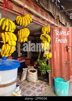Kitengela, Kenia - 22. Januar 2023: Kleine Geschäfte in den Straßen von Kitengela, einer kleinen Anbaustadt in Kenia, Afrika. Stockfoto