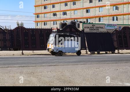 Kitengela, Kenia - 22. Januar 2023: Die Straßen von Kitengela mit kleinen Tuk-Tuk-Fahrzeugen^. Stockfoto