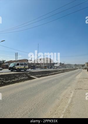 Kitengela, Kenia - 22. Januar 2023: Die Straßen von Kitengela, einer kleinen Wachstumsstadt in Kenia, Afrika. Stockfoto