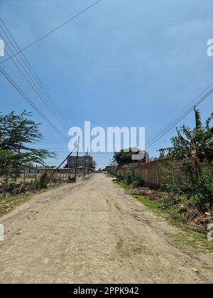 Kitengela, Kenia - 22. Januar 2023: Die Straßen von Kitengela, einer kleinen Wachstumsstadt in Kenia, Afrika. Stockfoto