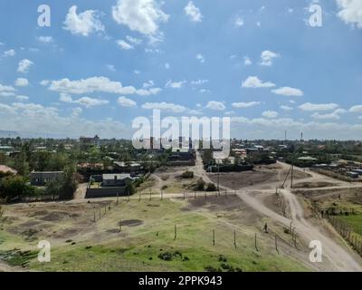 Kitengela, Kenia - 22. Januar 2023: Die Straßen von Kitengela, einer kleinen Wachstumsstadt in Kenia, Afrika. Stockfoto