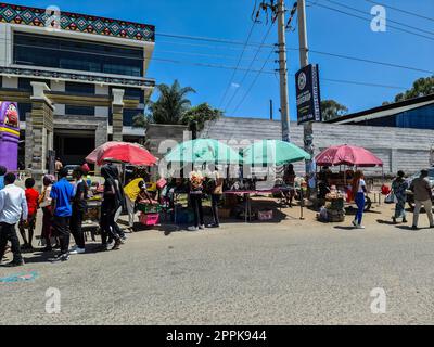 Kitengela, Kenia - 22. Januar 2023: Die Straßen von Kitengela, einer kleinen Wachstumsstadt in Kenia, Afrika. Stockfoto