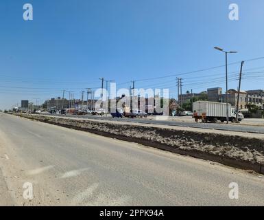 Kitengela, Kenia - 22. Januar 2023: Die Straßen von Kitengela, einer kleinen Wachstumsstadt in Kenia, Afrika. Stockfoto