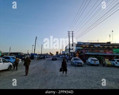 Kitengela, Kenia - 22. Januar 2023: Die Straßen von Kitengela, einer kleinen Wachstumsstadt in Kenia, Afrika. Stockfoto