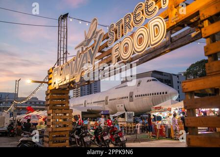 THAILAND PATTAYA CITY NIGHTMARKET FLUGZEUG Stockfoto