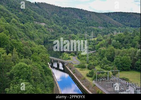 Blick vom Staudamm auf den Fluss Eder Stockfoto