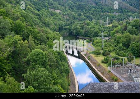 Blick vom Staudamm auf den Fluss Eder Stockfoto