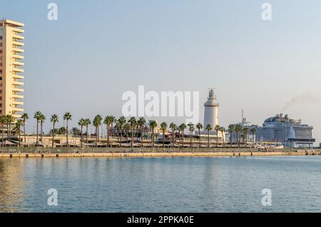 MALAGA, SPANIEN - 12. OKTOBER 2021: Blick auf den Hafen und den Leuchtturm von Malaga, Andalusien, Spanien Stockfoto