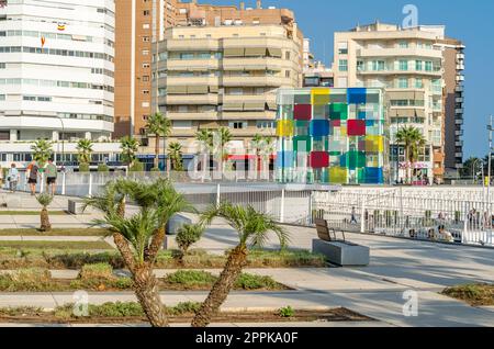 MALAGA, SPANIEN - 12. OKTOBER 2021: Das Centre Pompidou Malaga, Teil des Nationalen Zentrums für Kunst und Kultur Georges Pompidou von Frankreich, befindet sich in dem Raum El Cubo (der Würfel) in Malaga, Spanien, eingeweiht im Jahr 2015 Stockfoto