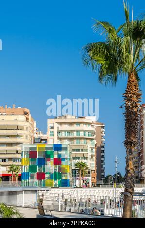 MALAGA, SPANIEN - 12. OKTOBER 2021: Das Centre Pompidou Malaga, Teil des Nationalen Zentrums für Kunst und Kultur Georges Pompidou von Frankreich, befindet sich in dem Raum El Cubo (der Würfel) in Malaga, Spanien, eingeweiht im Jahr 2015 Stockfoto