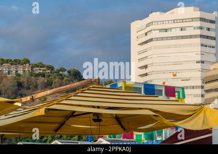 MALAGA, SPANIEN - 12. OKTOBER 2021: „Muelle Uno“, ein Einkaufsviertel im Freien mit einer Vielzahl moderner Geschäfte und Restaurants entlang der Promenade in Malaga, Spanien Stockfoto