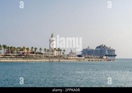 MALAGA, SPANIEN - 12. OKTOBER 2021: Blick auf den Hafen und den Leuchtturm von Malaga, Andalusien, Spanien Stockfoto