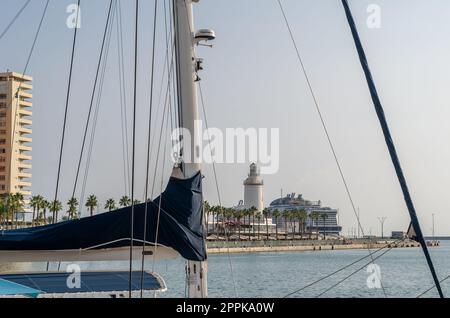 MALAGA, SPANIEN - 12. OKTOBER 2021: Blick auf den Hafen und den Leuchtturm von Malaga, Andalusien, Spanien Stockfoto