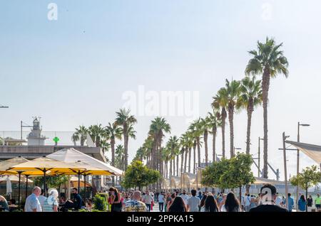 MALAGA, SPANIEN - 12. OKTOBER 2021: Menschen auf der Promenade von Malaga, Andalusien, Spanien Stockfoto