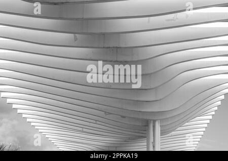 MALAGA, SPANIEN - 12. OKTOBER 2021: Moderne Architektur, Details der Pergola am Meer in Malaga, Spanien, eingeweiht im Jahr 2011. Schwarzweißbild Stockfoto