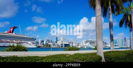 Miami, Florida, USA - 23. April 2022: Hafen von Miami mit Kreuzfahrtschiffen. Miami ist ein wichtiger Hafen für Kreuzfahrtschiffe in den USA. Stockfoto