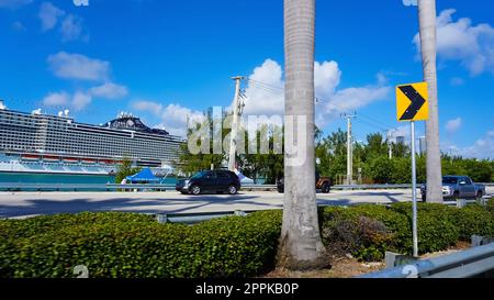 Miami, Florida, USA - 23. April 2022: Hafen von Miami mit Kreuzfahrtschiffen. Miami ist ein wichtiger Hafen für Kreuzfahrtschiffe in den USA. Stockfoto