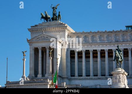 Victor Emmanuel II. Denkmal auf dem venezianischen Platz und Quadriga of Unity auf dem Gipfel der Propyläen, Rom, Italien. Stockfoto