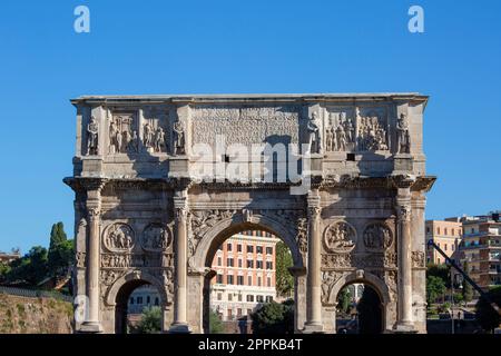 4. Jahrhundert Konstantinsbogen, (Arco di Costantino) neben dem Kolosseum, Details des Dachgeschosses, Rom, Italien Stockfoto