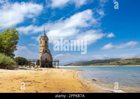 Überschwemmte Kirche San Roque in der Nähe von Villanueva de las Rozas, Kantabrien, Spanien Stockfoto