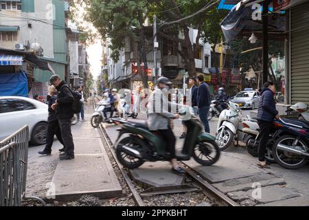 Mopeds auf der Straße in Hanoi, Vietnam Stockfoto