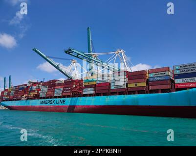 Maersk Containerschiff in Port Miami, einem der größten Frachthäfen in den USA. Stockfoto