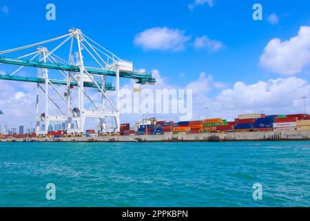 Miami, USA - 23. April 2022: Viele Container in Port Miami, einem der größten Frachthäfen Stockfoto