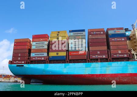 Maersk Containerschiff in Port Miami, einem der größten Frachthäfen in den USA. Stockfoto