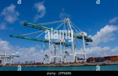 Miami, USA - 23. April 2022: Viele Container in Port Miami, einem der größten Frachthäfen Stockfoto