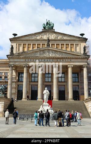 Schiller-Denkmal vor dem Schaupielhaus auf dem Gendarmenmarkt Stockfoto