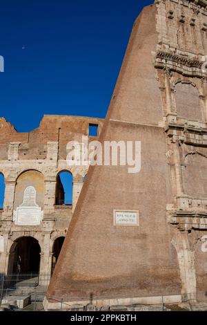 Kolosseum, antikes, ovales Amphitheater aus dem 1. Jahrhundert im Zentrum der Stadt, Rom, Italien Stockfoto