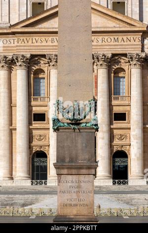 Fassade des ägyptischen Petersdoms und des Obelisken am Petersplatz, Vatikan, Rom, Italien. Stockfoto
