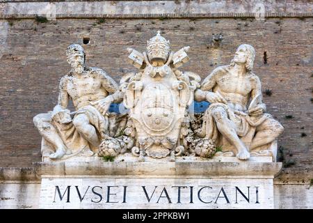 Haupteingang zu den Vatikanischen Museen, dekoratives Portal mit dem Vatikanischen Wappen und Skulpturen, Vatikan, Rom, Italien. Stockfoto