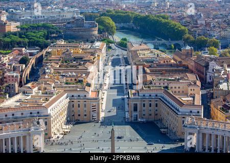 Blick aus der Vogelperspektive auf den Petersplatz und den ägyptischen Obelisken von der Kuppel des Petersdoms, des Vatikans, Roms, Italiens. Stockfoto