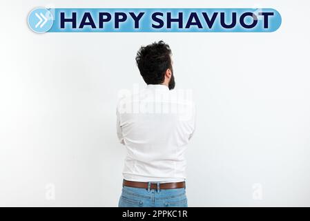 Textzeichen mit Happy Shavuot. Konzeptfoto jüdischer Feiertag zum Gedenken an die Enthüllung der zehn Gebote Stockfoto