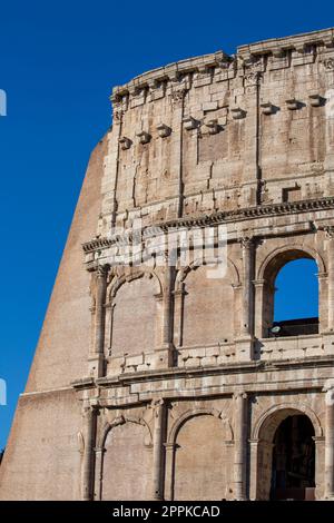 Kolosseum, antikes, ovales Amphitheater aus dem 1. Jahrhundert im Zentrum der Stadt, Rom, Italien Stockfoto