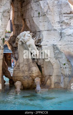 Der Vierströmebrunnen aus dem 17. Jahrhundert befindet sich auf der Piazza Navona, Rom, Italien Stockfoto