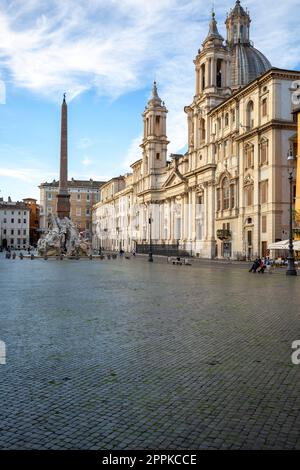 Piazza Navona mit Vierströmebrunnen aus dem 17. Jahrhundert und Obelisco Agonale, Rom, Italien. Stockfoto