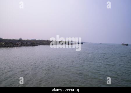 Blick auf die natürliche Landschaft Küste des Flusses Padma mit Sanddünen und Gras Stockfoto