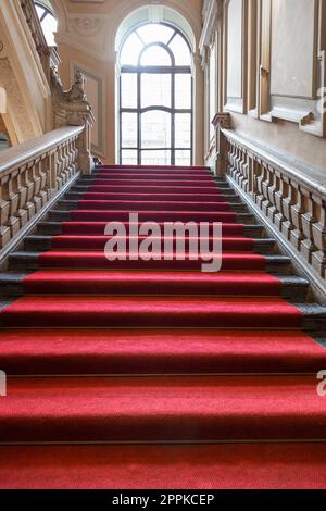 Turin, Italien - Treppe Palazzo Barolo. Luxuriöser Palast mit altem Barockinneren und rotem Teppich Stockfoto