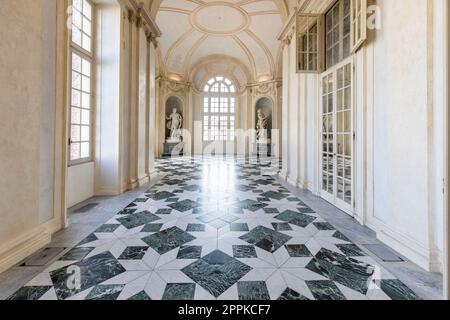 Venaria reale, Italien - Januar 2023: Luxuriöser Innenraum des alten Königspalastes. Galerieperspektive mit Fenster. Stockfoto